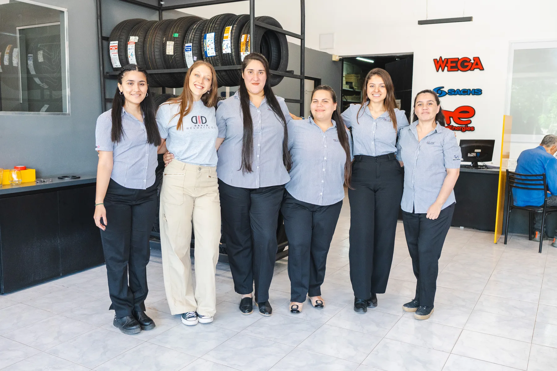 Parte del equipo de David Neumáticos en el local