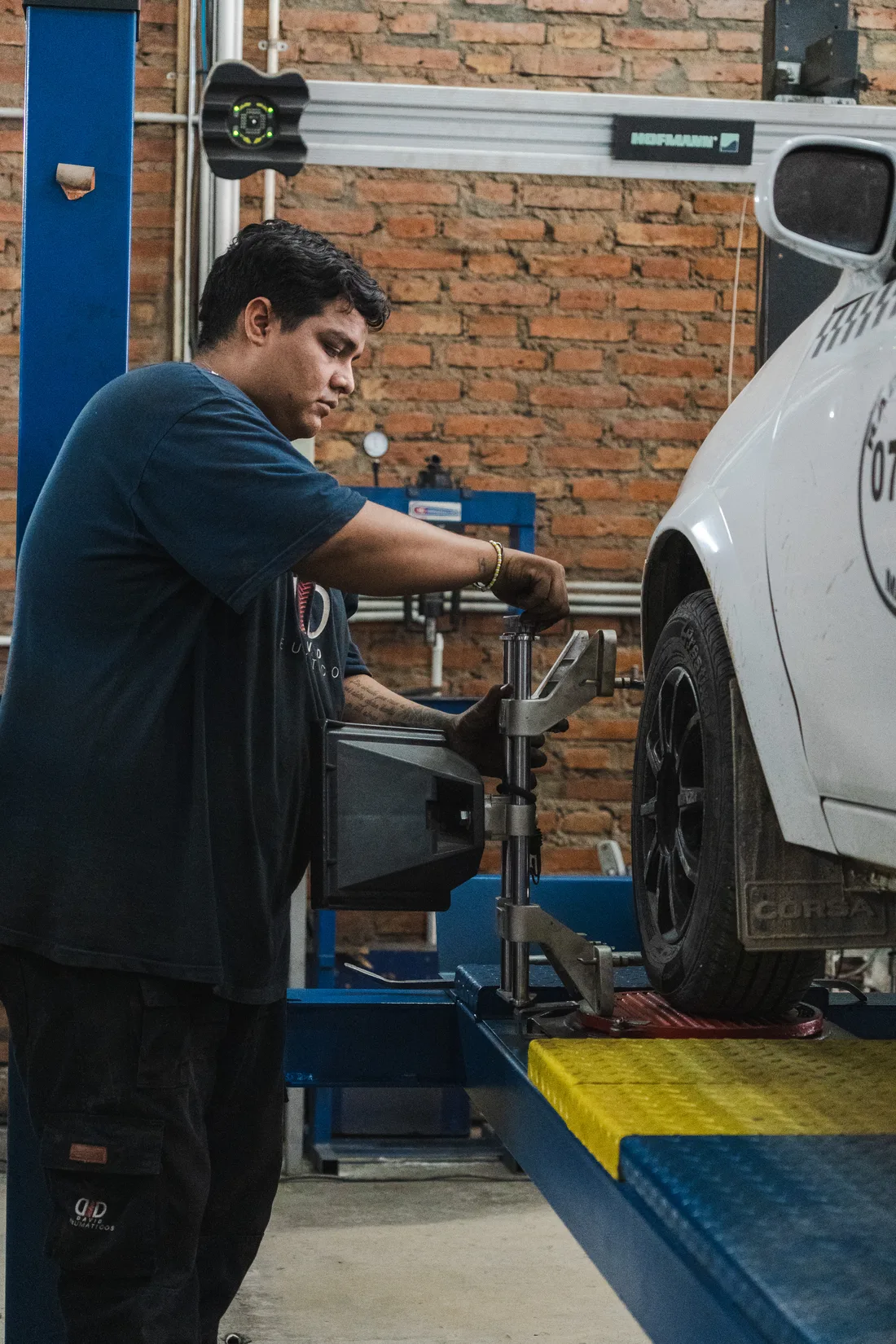Técnico de David Neumáticos realizando un servicio de alineación