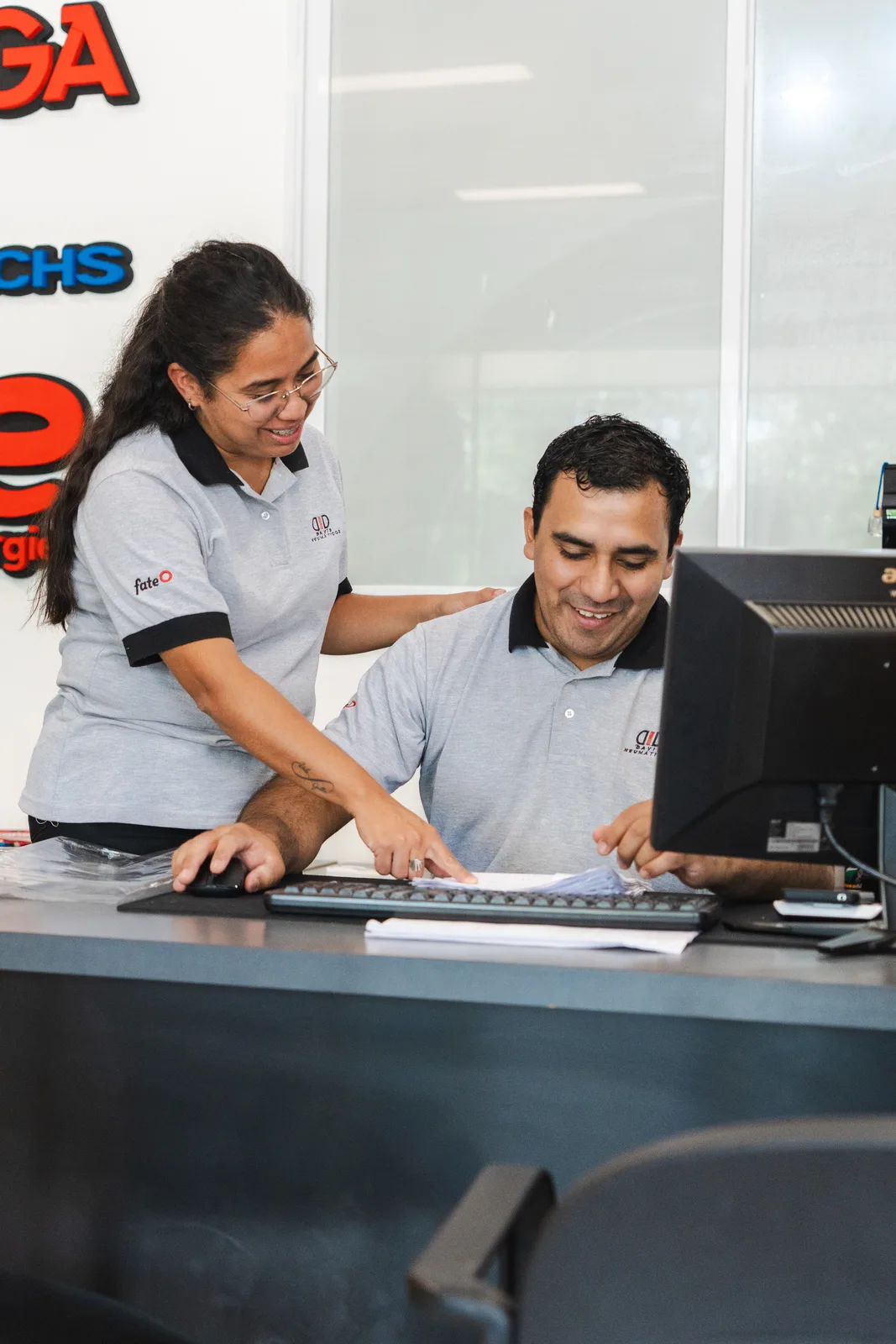 Integrantes de David Neumáticos trabajando juntas en atención al cliente